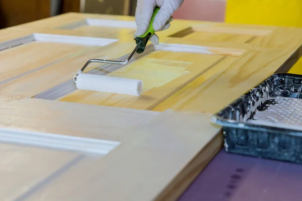 Reparador Carpinteiro Trabalhando Pintura Uma Porta Madeira Usando Rolo Mão — Fotografia de Stock
