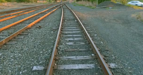 Comboio de alta velocidade a partir de caminhos-de-ferro simples, vazios, de dia, em caminhos-de-ferro sem fim, sem comboio — Vídeo de Stock