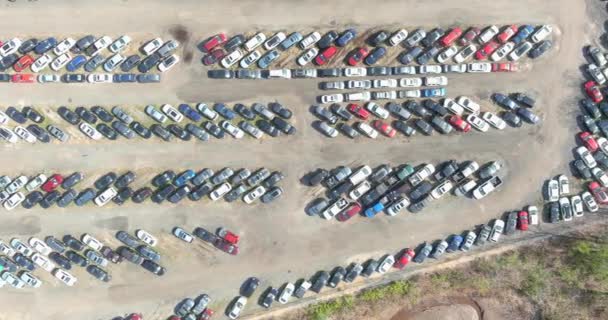 Luchtfoto vogel uitzicht gebruikte auto partij met klaar voor auto markt dealers en distributeurs logistiek parkeersysteem — Stockvideo