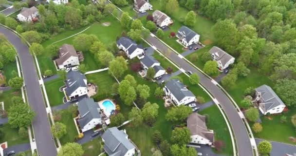 空中からの眺めの上からの小さな町の通りの睡眠エリアのトップビュー米国 — ストック動画