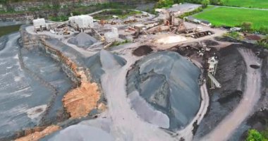 Büyük, açık maden ocağı endüstriyel dış maden ocağını gösteriyor.