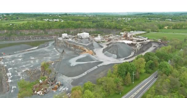 Panorama luchtfoto open-pit mijnbouw delfstoffenindustrie bij dagbouw met veel machinetrucks — Stockvideo