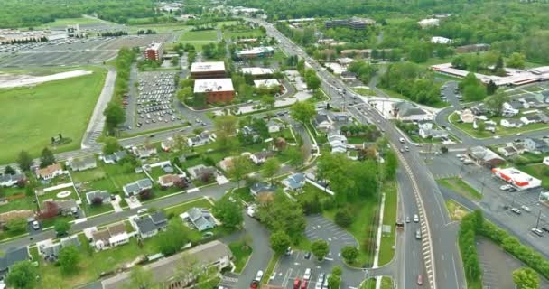 Bensalem Pensilvanya 'da küçük bir kasabanın yakınındaki hava yolu otoyolu. Amerika. — Stok video