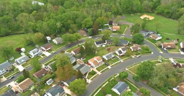 Vista aérea sobre el paisaje de las calles residenciales de una pequeña ciudad en Bensalem Pennsylvania — Vídeos de Stock