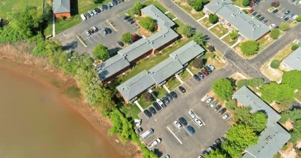 미국 뉴저지의 높은 곳에서 강 근처에 위치 한 아름다운 주택 단지의 세레 빌 마을 지역의 항공 파노라마 전망 — 비디오