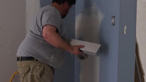 Plastering wall coating putty plaster on the wall — Stock Video