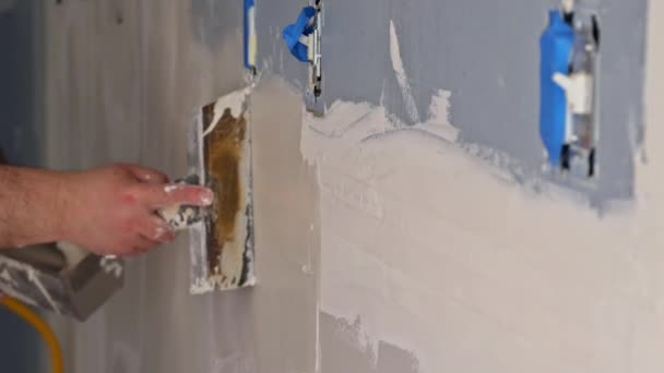 Trabalho do trabalhador alinha com uma parede de espátula — Vídeo de Stock