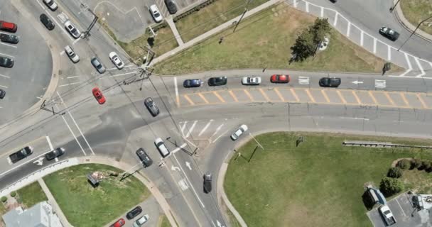 Grande route asphaltée à voies multiples, avec un feu de circulation un passage pour piétons, vue panoramique aérienne — Video
