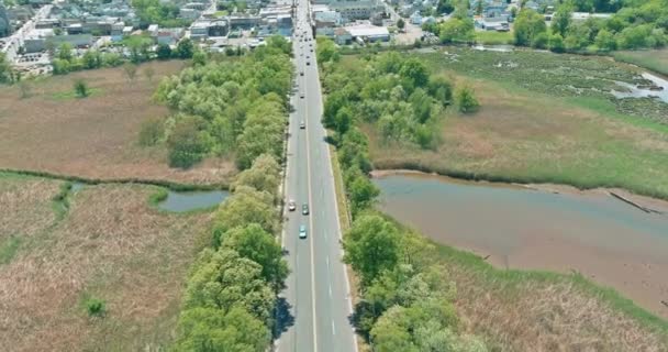 Вид зверху автомобільного мосту, що проходить над річкою бетонного мосту — стокове відео