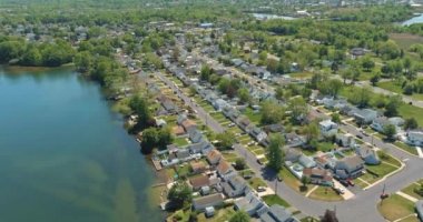 New Jersey 'de yüksek bir yerden göl kıyısındaki güzel banliyödeki Sayreville yerleşim bölgesinin hava manzarası.