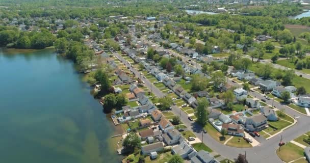 ニュージャージー州の高さから湖の近くに家を収容する美しい郊外の住宅Sayreville町エリアの空中パノラマビュー — ストック動画