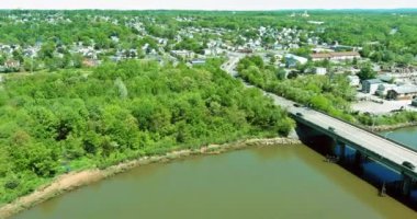 Amerika 'nın küçük bir kasabası olan Sayreville New Jersey yakınlarındaki güzel manzaralı küçük bir nehir manzarası.