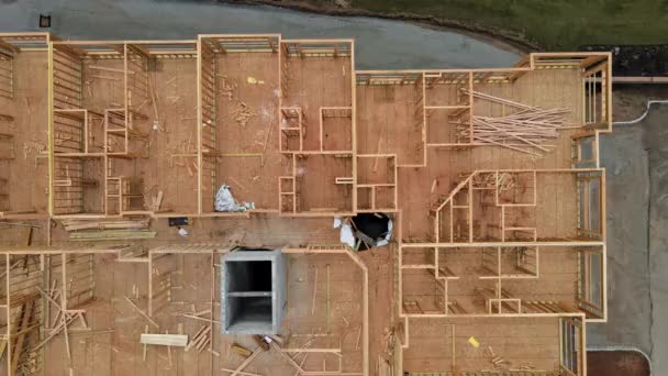 Casa americana de madera en vigas la vista de la estructura del marco en un nuevo desarrollo — Vídeos de Stock