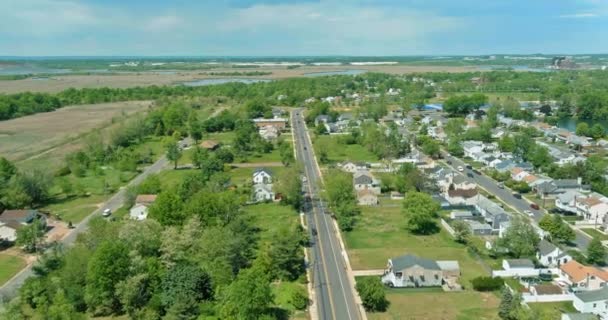 Luchtfoto van eengezinswoningen, een woonwijk Sayreville in de buurt van vijver in New Jersey USA — Stockvideo