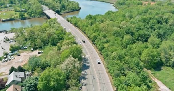 Міст через річку Міст з'єднує два маленьких міста Нью-Джерсі США — стокове відео