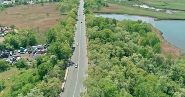 アメリカの高速道路を渡る交通の動きと川の上の橋の空中の美しい景色 — ストック動画