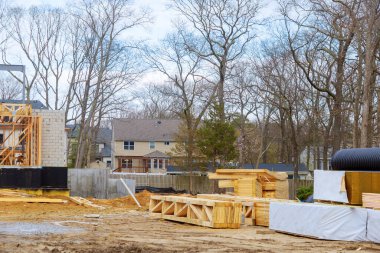Yapım aşamasındaki yeni ev için istifleyici ahşap tahtalar ve kirişler üzerinde görünüm