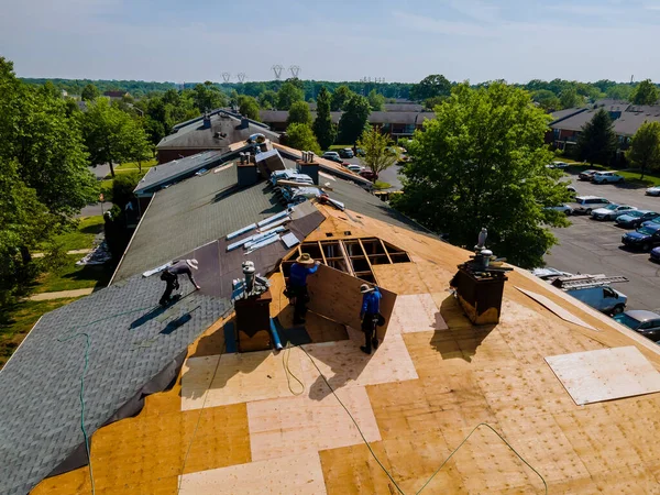 Roof Shingles Need New Shingles Apartment Building Replacing Gray Asphalt — Stock Photo, Image