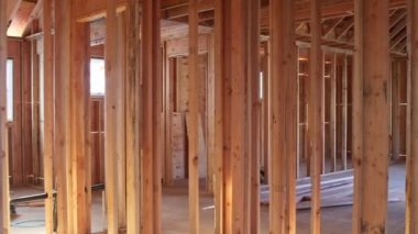 Dış görünüşü tamamlanmamış bir ev iskeletinden bir bina duvarı