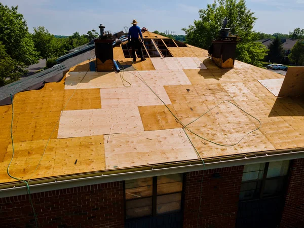 Bouwvakker Een Renovatiedak Het Huis Installeerde Nieuwe Dakpannen — Stockfoto