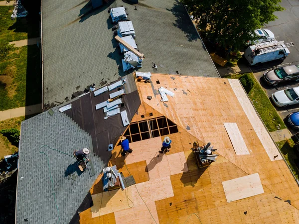 古い屋根と新しい屋根の帯状疱疹と交換屋根の除去が適用されるホーム屋根の建設現場すべての新しい材料 — ストック写真
