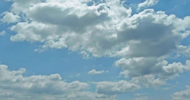 Increíbles nubes blancas cúmulo flotando en el cielo la luz del día — Vídeos de Stock