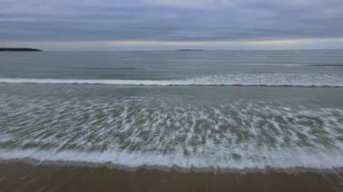 Yüksekten parlayan ve ışıldayan deniz yüzeyine dalga görüntüsü.