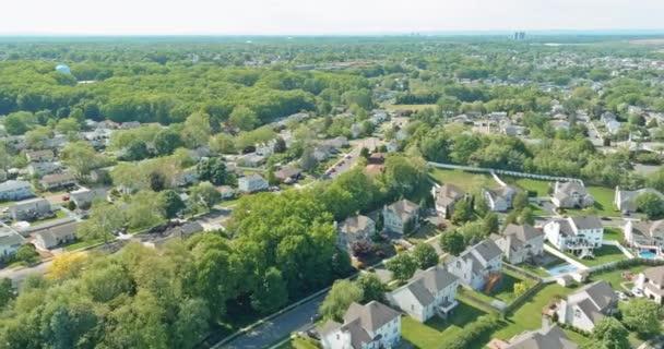 Αεροφωτογραφία των κατοικιών σε όμορφη πόλη αστικό τοπίο το Ανατολικό Brunswick New Jersey — Αρχείο Βίντεο