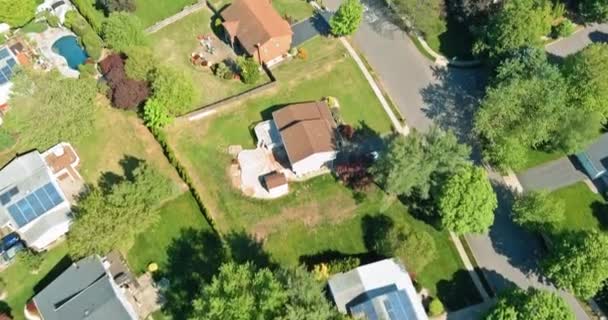 Vista aérea de bairros residenciais na bela paisagem urbana da cidade de East Brunswick New Jersey — Vídeo de Stock