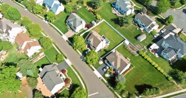 Luftaufnahme Dächer der in der Nähe einer Flussstadt gelegenen Häuser in East Brunswick in der urbanen Landschaft eines kleinen Schlafbereichs New Jersey — Stockvideo