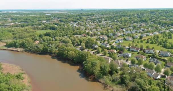 Landschappelijk uitzicht op kleine rivier met prachtig landschap in de buurt van Amerikaans stadje East Brunswick New Jersey USA — Stockvideo