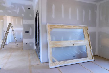 Bir dairenin onarımı için yeni ev malzemeleri yapım aşamasında, tadilat ve tadilat aşamasında.