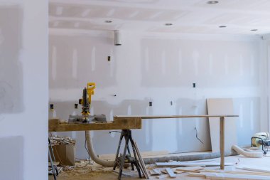 Yeni ev inşaatı için dairesel testere kesimi iç dekorasyon ayrıntıları