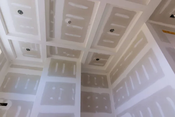 Nşaat Sanayisi Duvarlara Sıva Döşeme Tahtalarında Inşaat Halinde Odada Macunu — Stok fotoğraf