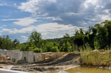 Kare beton rögar kapaklarının drenaj sistemi ana yol yapımında fırtına suyunu boşaltmak için inşa edilmiştir.