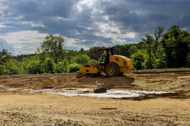 Kazıcılar, yeni bir yolun inşaat sahasında çalışan kazı görevlileri..