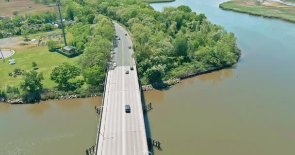 A a ponte do outro lado do rio que conecta duas cidades americanas uma condução de muitos carros na ponte — Vídeo de Stock
