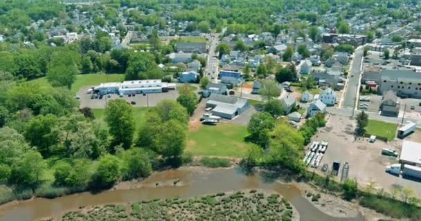 Vista panorámica del pequeño río con hermoso paisaje cerca de la pequeña ciudad americana Sayreville Nueva Jersey EE.UU. — Vídeos de Stock