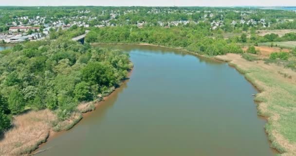 平静的河流沿着美国小镇- -美国新泽西州米德尔塞克斯县萨里维尔古城风景 — 图库视频影像