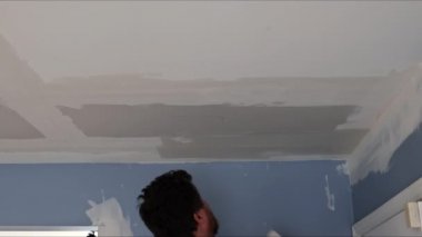Duvardaki duvar kaplaması macun alçısında ev dekorasyonu.