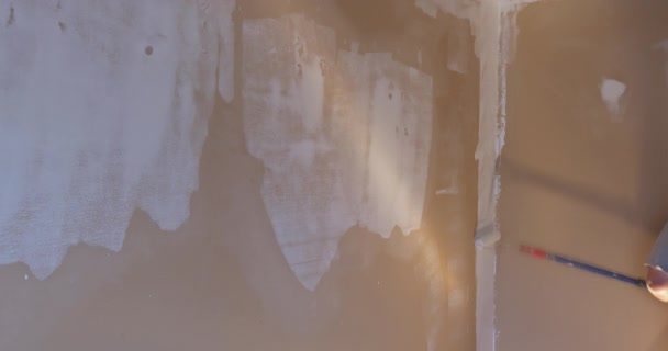 Malerei von Wänden in einer Grundierung auf weißer Farbe Reparatur in einem Haus — Stockvideo
