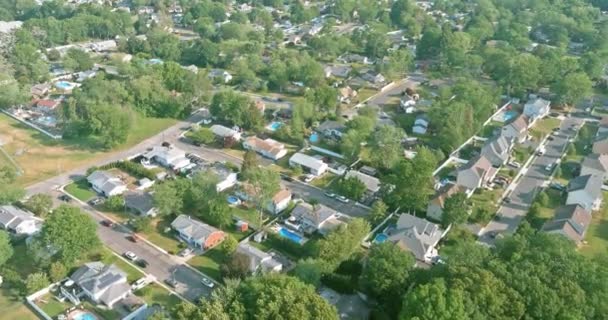 美国俄亥俄州克利夫兰一个小睡眠区城市景观中房屋的空中屋顶 — 图库视频影像