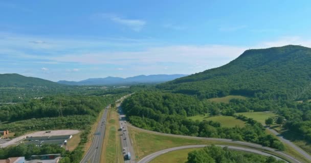 Utsikt över bergen i West Virginia dalen från korsningen trafik cirkel väg i Daleville stad — Stockvideo