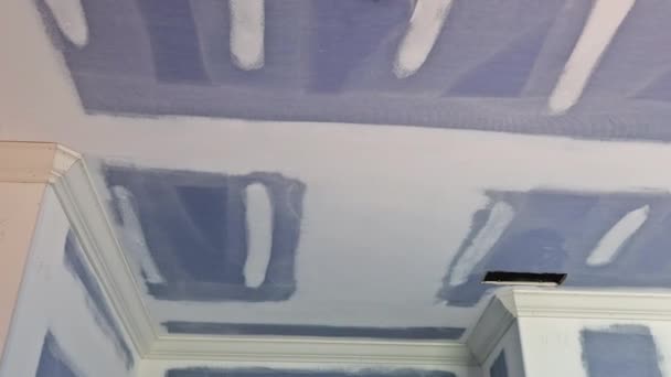 Отделочная шпатлевка в стенах ванных комнат на доме по программе реновации — стоковое видео