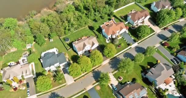 Widok z lotu ptaka na domy jednorodzinne, dzielnica mieszkalna w pobliżu małej rzeki we wschodnim Brunszwiku New Jersey USA — Wideo stockowe