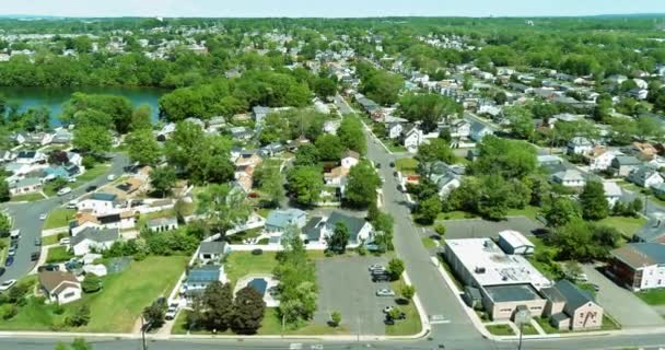 ニュージャージー州の高さから湖の近くに家を収容する美しい郊外の住宅Sayreville町エリアの空中パノラマビュー — ストック動画