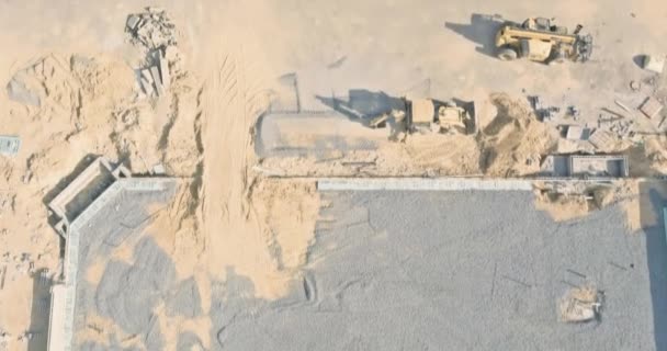 Panorama widok z lotu ptaka na fundamenty plac budowy betonowych murów murowanych — Wideo stockowe