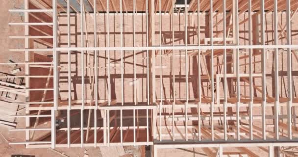 Nová výstavba trámového konstrukčního domu zarámovala zem — Stock video