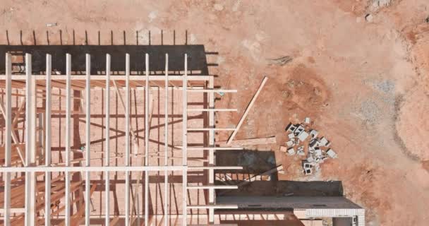 Madera en casa nueva construida enmarcando una casa en construcción — Vídeos de Stock