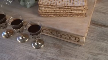Kosher dört bardak şarap bayram matzoth kutlama matzoh Yahudi Hamursuz Bayramı ekmeği